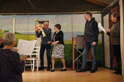 Hoteldirektør Carlsen (Johan Pedersen), har fundet det gule vandgevær frem og er her i kamp med hustruen spillet af Anne Kristine Kristensen. Til højre ses Wolfgang Vielgeld og sminkør Linda B. Hansen, der er standin i rollen som elskerinden Bitte Shön. I forgrunden er det sufflør Margit Nielsen. Foto: Malene Tswai