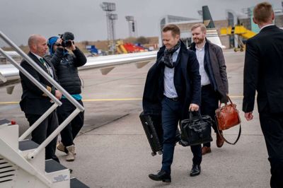 Udenrigsminister Jeppe Kofod (S) stiger ombord på flyet til Tbilisi i Georgien fra Københavns Lufthavn.