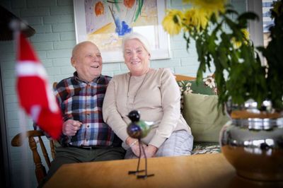 Aase og Finn Sjøgren fra Engesvang har været gift i 65 år, og fortæller, at det i et langt ægteskab er umuligt at være enige om alt. Folk, der siger det modsatte, siger ikke sandheden, mener Finn Sjøgren. Men parret har alligevel formået at løse udfordringerne i fællesskab. De har det godt sammen og er glade for, at de har hinanden. Foto: Jakob Stigsen Andersen