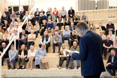 Viggo Mulvad kunne som formand for Vores Ikast glæde sig over et flot fremmøde til årets generalforsamling i Hjertet onsdag aften. Foto: Laila Kempel