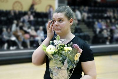 Ninna Flensborg Nielsen blev rørt og meget glad, da hun i lørdags blev kåret som årets ildsjæl i Ikast Gymnastikforening. Foto: Henrik Ole Jensen