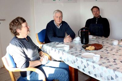 Familien Jensen - fra venstre Rita, Knud, Rene og Lars - har aldrig været i tvivl om, at de skulle give husly til deres tidligere medarbejder Svetlana, der for over 10 år siden var ansat på familiens landbrug i Overisen. Foto: Laila Kempel