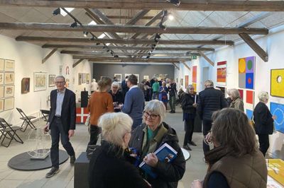 Over 100 værker af berømtheder som Sven Dalsgaard, Bjørn Nørgaard, Per Kirkeby, Poul Gernes, Egon Fischer, Erik Dietman og Peter Bonnén blev præsenteret i lørdags i Kunstpakhuset sammen med kulturkonsulent Carsten Jensens bog »Hverdagskunst på villaveje i Ikast«. Foto: Steen Hebsgaard