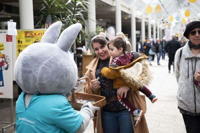 Avan Mohammed var til forårsmesse i Strøgcentret med sin familie. De kom for hyggen og den gode stemnings skyld. Her får et af børnene et stykke chokolade af maskotten. Foto: Malene Tswai