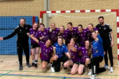 U17 pigerne fra Herning-Ikast håndbold er klar til DM i slutningen af april. Øverst fra venstre: Træner Leif Johnsen , Lieselotte Heinrich, Victoria Bjerregaard Steinlein, Maja Pyndt, Carla Underbjerg, Amalie Høeg Vinther, Isabella Olesen, Maria Lykke Andersen og træner Mark Aaberg Iversen.Nederst fra venstre: Katrine Bunch, Isabella Seiersen Mathorne, Cecilia Hovgaard, Mille Lebech Christensen og Nikoline Thomsen. Foto: Privatfoto