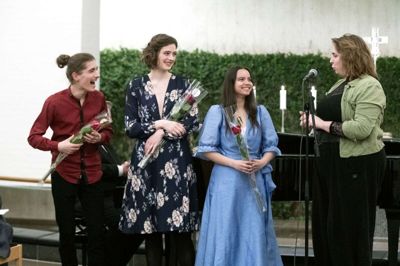 Florian Silius Rubek Kahlmeyer. Berte Wiggers Lyneborg og Michelle Reginales Nielsen får overrakt prisen af Den Fynske Operas kunstneriske leder Ida Fogh Kiberg. Foto: Tom Laursen