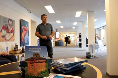 Lederen af lokalhistorisk arkiv, Ikast-Brande Kommunes kulturkonsulent Carsten Jensen har netop udgivet en ny bog om kunsten på villavejene i Ikast, og hvorfor vejene i østbyen er opkaldt efter blandt andet Bjørn Nørgård, Egon Fisher, Svend Dalsgaard og Poul Gerness. Foto: Laila Kempel