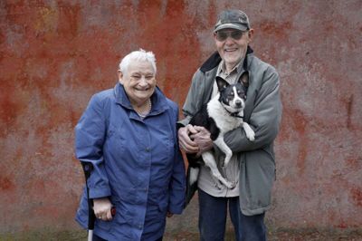 Siden Elly og Svend Søndergaard blev gift for 60 år siden, har de boet på en gård på Sundsvej ved Ikast. De seneste 14 år har også hunden Kvik haft sit hjem på gården. Foto: Henrik Ole Jensen