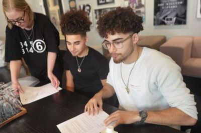 Lorenzo og Charlie fra »X Factor« - alias Deniz og Malik Tanis - har underskrevet en kontrakt med Warner Music Group. Det skete fredag i København. Foto: Privatfoto