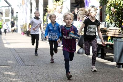 Stafet for Livet samler gennem 24 timer ind til kampen mod kræft. I Ikast var aktiviteter og holdbaser i år som noget nyt koncentreret omkring Strøgcentret og Bakkehuset. En del af arrangementet var også et 24-minutters-løb, hvor børn kunne løbe, cykle eller gå og på den måde samle penge ind fra de sponsorer, som havde valgt at støtte dem.Foto: Tom Laursen Foto: Tom Laursen