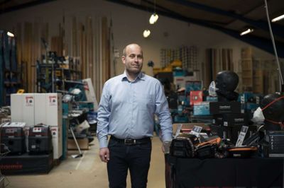 I 50 år har der været tømmerhandel på Neptunvej 1 i Ikast. Virksomheden, som har båret mange forskellige navne gennem årene og nu hedder XL Byg Roslev, kan fejre sit jubilæum for offentligheden på lørdag, 7. maj. Thomas Luplau har siden december 2011 stået i spidsen for byggecentret og har i dag titel af trælastdirektør. Foto: Malene Tswai