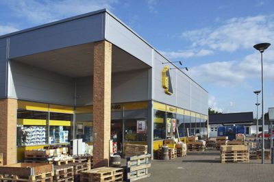 En butikschef fra Ikast spottede i går to efterlyste butikstyve fra Rumænien, da han befandt sig ved Netto på Eli Christensens Vej i Ikast. Anmelderen ledte herefter politiet på sporet af tyvene, mens han selv fulgte efter dem hele vejen til Kjellerup. Foto: Thomas Vang Nielsen