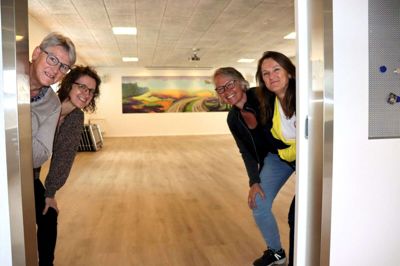 Næstformand Bente Nygaard Mikkelsen og kasserer Jette Hedegaard Hansen til venstre samt graver Karen Mikkelsen og formand Agnete Fenger viser det nyrenoverede sognehus frem. Det blev officielt taget i brug i påsken. Foto: Laila Kempel