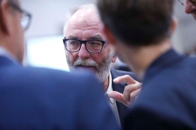 Statslige bureaukrater hænger sig i petitesser, mener udvalgsformand Johs. Poulsen (R), der vil have miljøminister Magnus Heunicke ind i sag om MTB-sporet i Lind.