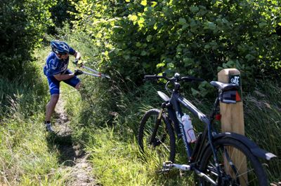 Sommeren 2017. Formanden for cykelklubben De Små Klinger Finn Lau Nielsen på det, der var begyndelsen til MTB-sporet i Lind. Han havde en grensaks med for at holde stien fri. Nu mener Miljøstyrelsen, at en tredjedel af sporet skal fjernes.