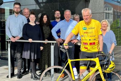 En af mange lokale sponsorer for Mogens Ravnholt Jensen er Vestjysk Bank, der her ønsker »deres« rytter en rigtig god tur til Paris. Foto: Privatfoto