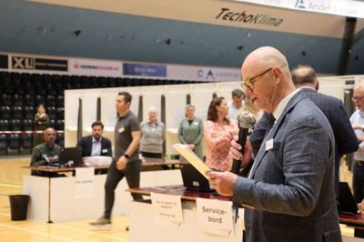 Tidligere borgmester Carsten Kissmeyer var tilbage i vante rammer, da han onsdag morgen klokken åbnede valghandlingen i IBF Arena. Foto: Laila Kempel