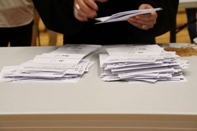 Bunken af ja-stemmer i Ikast-Brande var hurtigt massiv større end nej-bunken. Foto: Laila Kempel