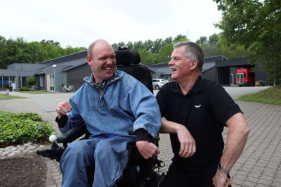 Søren Kristensen (t.v.) og hans far, Preben Kristensen, skal stå for en bod til bagagerumsmarkedet. - Vi må se, om vi kan sælge noget, siger Søren Kristensen. Foto: Michael Holmgaard Christiansen