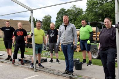 De frivillige er allerede i fuld gang med at forberede sig på weekendens store musikarrangement: Ikast Musikliv på plænen ved Bakkehuset i midten af Ikast. I midten i grå trøje ses Bjarke Grønbæk Petersen. Foto: Laila Kempel