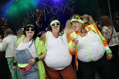 Ikast Musikliv er forbundet med mange traditioner. Både hos selve festivalen og blandt mange af de trofaste gæster. Eksempelvis vælger nogle at iføre sig temaudklædning. Foto: Henrik Ole Jensen