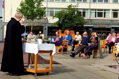 Ikast Kirke inviterer på søndag til friluftsgudstjeneste på torvet i Ikast og efterfølgende pilgrimsvandring i Engesvang omkring Bølling Sø. Foto: Privat foto