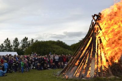 Sådan har sankthansfesten tidligere taget sig ud. Foto: Fonnesbæk Kirke