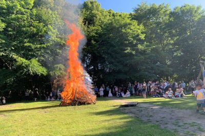 Børnehuset Ønskelandet var velbesøgt med næsten 300 gæster, da bålet blev tændt, og Midsommervisen i Shu-bi-duas udgave blev sunget. Foto: Mikkel Korsgaard Christensen