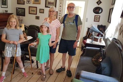 Vester Palsgaard Skovmuseum ved Hampen er et glimrende udflugtsmål, erfarede familien Birkbøll fra København. Her ses Claus og Gitte Birkbøll samt børnebørnene Filippa (t.v.) og Mathilda, mens de gik på opdagelse i en af stuerne i den gamle skovridergård. Foto: Thomas Vang Nielsen