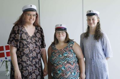 På med huen efter tre års uddannelse - Emilie Groth, Carina Madsbjerg Skovlyst og Emilie Lund Jensen er de stolte huebærere. Foto: Henrik Ole Jensen
