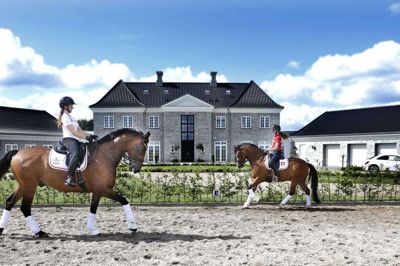 Ridesport fylder meget i hverdagen hos familien Rosenkilde, der for nyligt har bygget et nyt hjem lige øst for Ikast. Både mor Maibritt Rosenkilde og de tre døtre Margaretha, Theresa og Sofia er passionerede »ridepiger«. Derfor var det også oplagt at anlægge en ridebane og andre relaterede ridefaciliteter nær det nybyggede hjem. På billedet ses 15-årige Theresa Rosenkilde (t.v.) på hesten Blue Hors Zwobber. Samt 13-årige Sofia Rosenkilde på ponyen Timms My Fritz. Foto: Henrik Ole Jensen