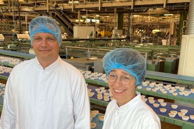 Generalsekretær Puk Draiby har på vegne af foreningen Grønlandske Børn modtaget 150.000 kroner fra småkageproducenten Kelsen Group i Nørre Snede. Donationen blev overrakt af Mads Waage Pedersen, administrerende direktør. Foto: Pr-foto