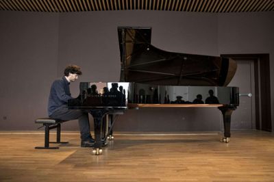Daniel Gøtke, der er nyuddannet musiker fra Det Jyske Musikkonservatorium, spiller i Ikast Kirke 28. juli. Foto: Privatfoto