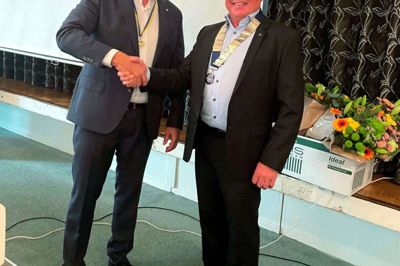 Michael Andersen (t.v.) giver præsidentkæden videre til den nye præsident i Ikast Rotary Klub Christian Flensborg. Foto: Privatfoto