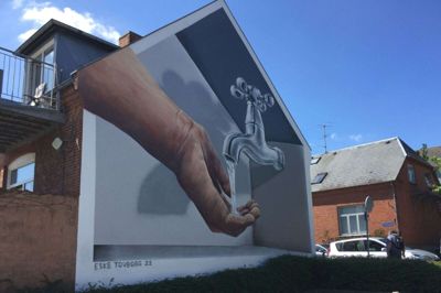 Den århusianske kunstner med rødder i Skive, Eske Touborg, har skabt en unik kunstgavl med relation til Skives slogan om ’Rent Liv’. Grøn handling i fællesskaber og for en egn i balance - det er RENT LIV i Skive. Denne gavl tager udgangspunkt i FN’s verdensmål nr. 6 - Rent vand og sanitet . Foto: Privat Foto
