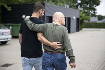 Ansat og medarrangør Kim Mäenchen fra Marienlund (t.v.) og Bjarne Kristensen i en kammeratlig stund. Sidstnævnte har stået for at pynte målområdet op.