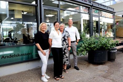 Efter et hektisk forår er Andelskassen med nye ansigter klar til at tage fat på opgaver og udfordringer. Fra venstre ses Lone Birk Wisholm, der begyndte mandag, Tina Edling, som tiltrådte i maj, Pia Herdis Lauritsen, der også netop er tiltrådt og Lasse Bak Enevoldsen, der begyndte tilbage i marts. Foto: Laila Kempel