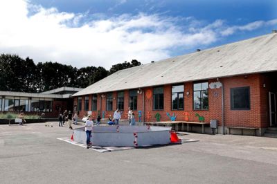 Fredag blev der cyklet 50.000 kroner ind til Friskolen Asgaard i Skibbild-Nøvling.