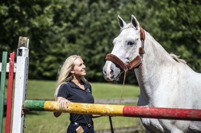 Sara Stokholm Larsen er en glad amatørrytter, der har haft en stor oplevelse ved VM-arrangementet i Herning. Foto: Tom Laursen