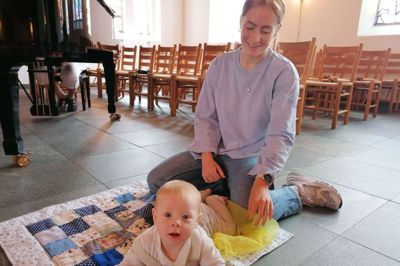 Kirsten Hyre-Jensen og sønnen Eske har allerede gået til babysalmesang i Ikast Kirke. De håber igen at få tid i kalenderen til at være med i efterårssæsonen. Foto: Privat Foto