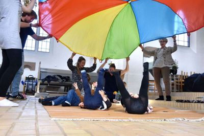 Børn og voksne mødes til sang, musik og leg i Ikast Kirke mandag 13. marts. Foto: Privatfoto