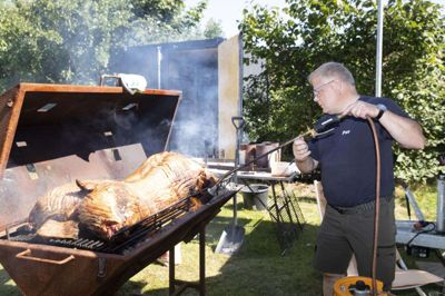 Julemand, grillmand og altmuligmand. Hattehylden er fyldt op, når man - som Per Henriksen - er formand for en beboerforening. Foto: Malene Tswai