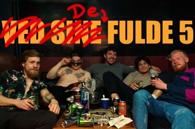 »De fulde fem« er nye unge komikere, der arbejder på at bryde igennem i underholdningsbranchen. I næste uge kan de opleves i Bakkehuset i Ikast. Foto: PR foto