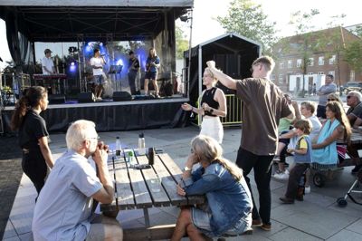 Mennesker mødes, og sød musik opstår. Det var netop, hvad der skete, da Torvet i Ikast fredag eftermiddag og aften dannede rammen om en spontan byfest. I baggrunden ses Holstebro-bandet Mazivila and the Connections. Foto: Tom Laursen