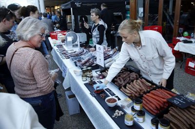 Strøgcentret omdannes 26. august til streetfood under tag, når lokale mad- og serveringssteder er gået sammen om at mødes til gastronomiske oplevelser midt i byens centrum. Billedet er fra en tidligere udgave af vinfestival i Strøgcentret. Foto: Flemming Hansen