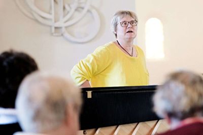 Gitte Preussler står bag mange arrangementer i Ikast Kirke. Her ses hun til en fast tilbagevendende begivenhed - nemlig sommersang, som finder sted hvert år i kirken i sommerugerne.Foto: Jørn Deleuran