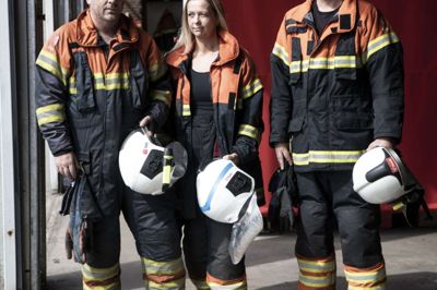 At være deltidsbrandmand er et job for både mænd og kvinder. Man behøver ikke være på standby døgnet rundt eller være to meter høj og toptrænet. Der er mange myter om jobbet, og det hjælper disse tre deltidsbrandmænd fra stationen i Ikast gerne med at afkræfte. Fra venstre ses Mads Jensen, Maj-Britt Kastbjerg Christensen og Flemming Vestergaard.