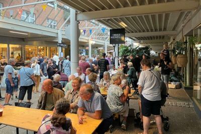Der var en herlig vrimmel af mennesker i Strøgcentret, da premieren på Strøgfood fandt sted. Udenfor trommede det ned med regn, men indenfor var der tørt og hyggeligt, og de sultne ikastboere spiste og drak, så der blev meldt udsolgt ved samtlige stande.