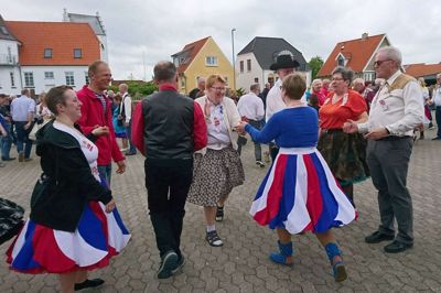 Her ses Hedens Squaredansere under en dans på havnen i Sæby. Foto: Hedens Squaredansere