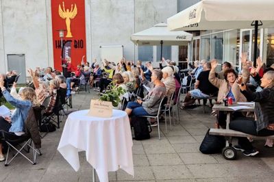 Der var overvældende tilslutning af publikum, da der blev indbudt til sang og fællessang på plænen ved Bakkehuset. Foto: Privatfoto